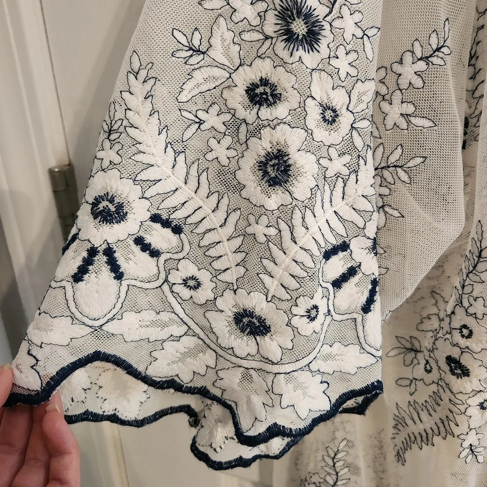 Blue Rain white lace embroidered floral oversized beach Vacation coverup Medium - Picture 9 of 10